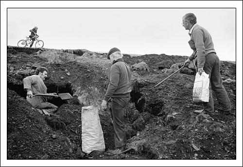 Postcard of striking miners picking coal on spoil tips near Mardy Colliery in February 1985.