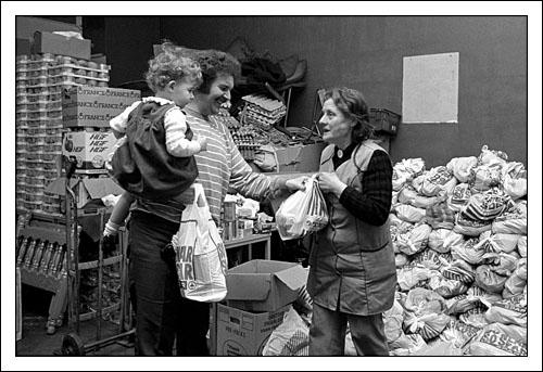Postcard of distributing food packages to striking miners and their families at Maerdy Miners’ Institute in February 1985.